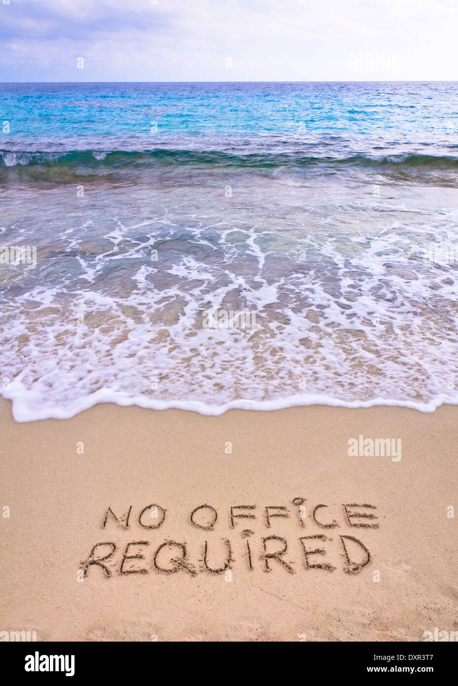 Nessun ufficio richiesta scritta sulla sabbia, oceano blu acqua in background, freelancing concept Foto Stock