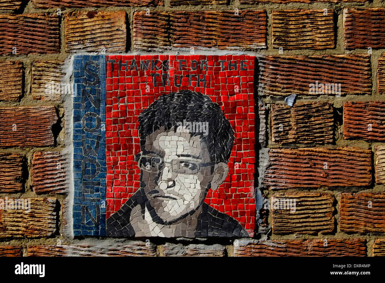 Londra, UK . 29 Mar, 2014. Un mosaico raffigurante Edward Snowden dicendo "Grazie per la verità" è apparso che si affaccia il cantiere per la costruzione della nuova ambasciata americana a Londra. L'opera d'arte non è firmato Credito: Rachel Megawhat/Alamy Live News Foto Stock