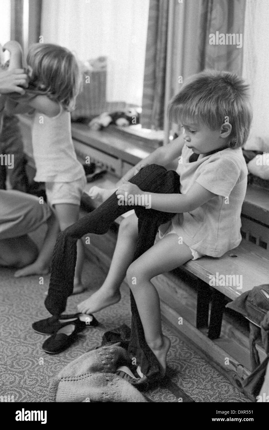 Berlino, DDR, bambino disegna in un suo Kindertagesstaette collant Foto Stock