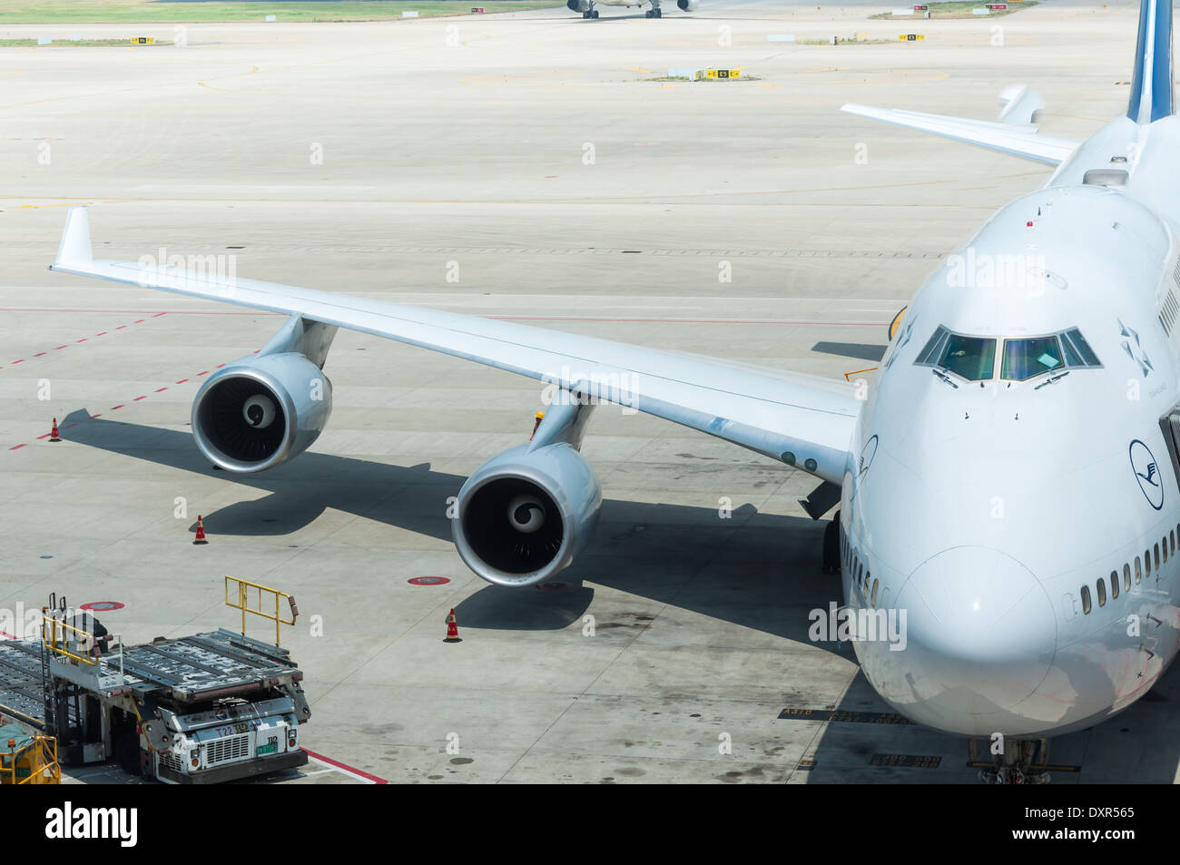 Un Lufthansa German Airlines jumbo jet è parcheggiato al cancello di imbarco. Foto Stock