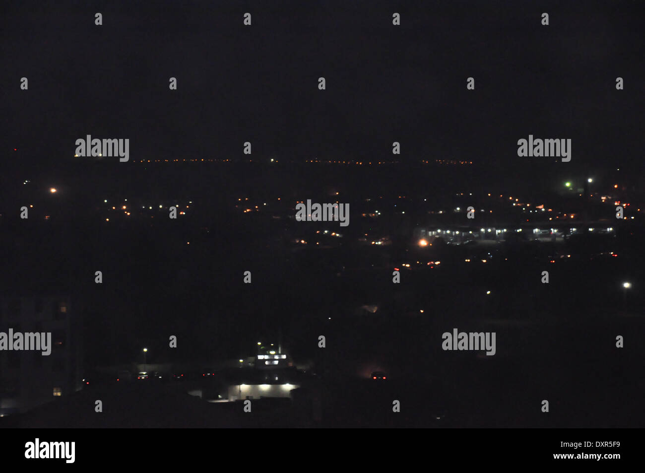 (140329) -- ABUJA, Marzo 29, 2014 (Xinhua) -- Foto scattata il 27 marzo 2014 mostra la vista della città di Abuja di notte, la capitale della Nigeria. Questo gruppo di foto, scattata attorno alla Terra ora giorno, che cade il 29 marzo di quest'anno, mostra il quotidiano vista notturna di alcune città principali a corto di potenza electrocity Sub-Sahara in paesi africani, come ad esempio il Mozambico, Repubblica Democratica del Congo, Ghana, Ruanda, Togo, ecc. Circa la metà delle famiglie nigeriane non hanno alcun collegamento alla rete elettrica nazionale. Apparentemente, il numero totale di 4000 megawatt essendo generato è bassa per la stima di 170 milioni di abitanti della Nigeria. (Xinhua/Ikec Foto Stock