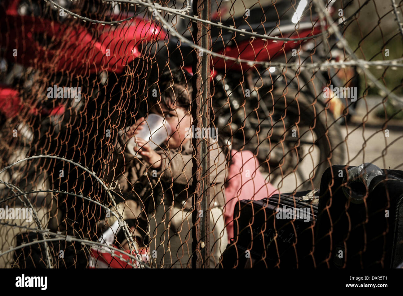 La striscia di Gaza, Territori palestinesi. 29 Mar, 2014. Palestinesi attendere a croce in Egitto a Rafah varcare il confine tra Egitto e il sud della striscia di Gaza il 29 marzo 2014. Le autorità egiziane parzialmente riaperto Rafah Border Crossing, la striscia di Gaza è la finestra principale per il mondo, il sabato per tre giorni dopo 50 giorni di chiusura. i suoi governanti islamista Hamas detto. © Abed Rahim Khatib/NurPhoto/ZUMAPRESS.com/Alamy Live News Foto Stock