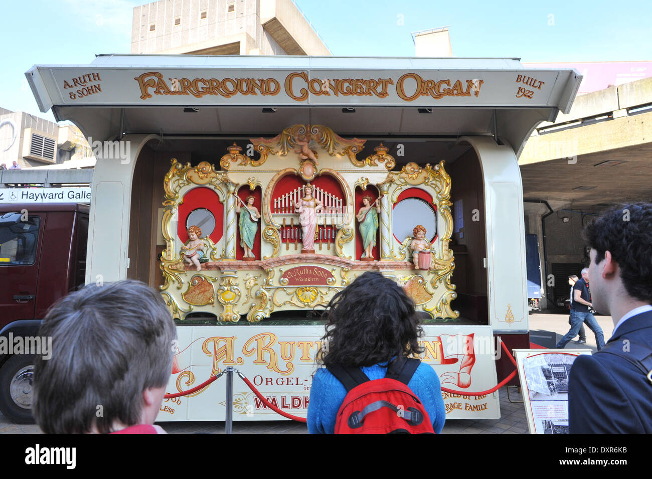 Southbank, Londra, Regno Unito. Il 29 marzo 2014. Le persone guardano ad una fiera Concerto organo uno degli organi del display per la 'estrarre tutte le fermate, Organ Festival ' sulla Southbank. Credito: Matteo Chattle/Alamy Live News Foto Stock