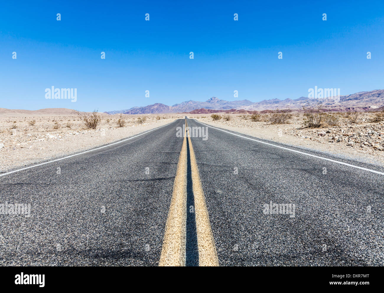 Prospettiva della strada nel mezzo della Valle della Morte del deserto, STATI UNITI D'AMERICA Foto Stock