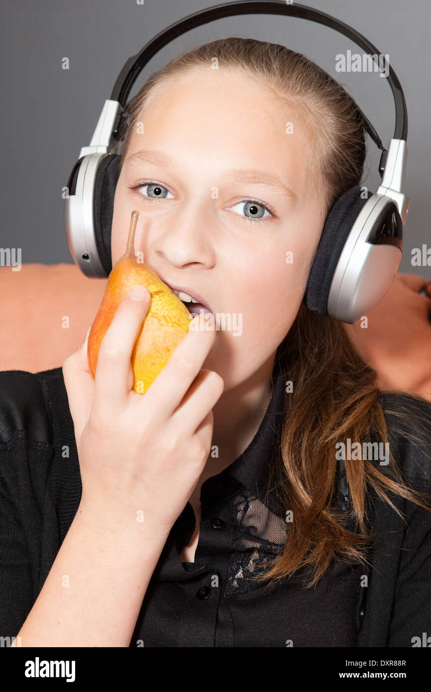 Felice ragazza ascolto di musica Foto Stock