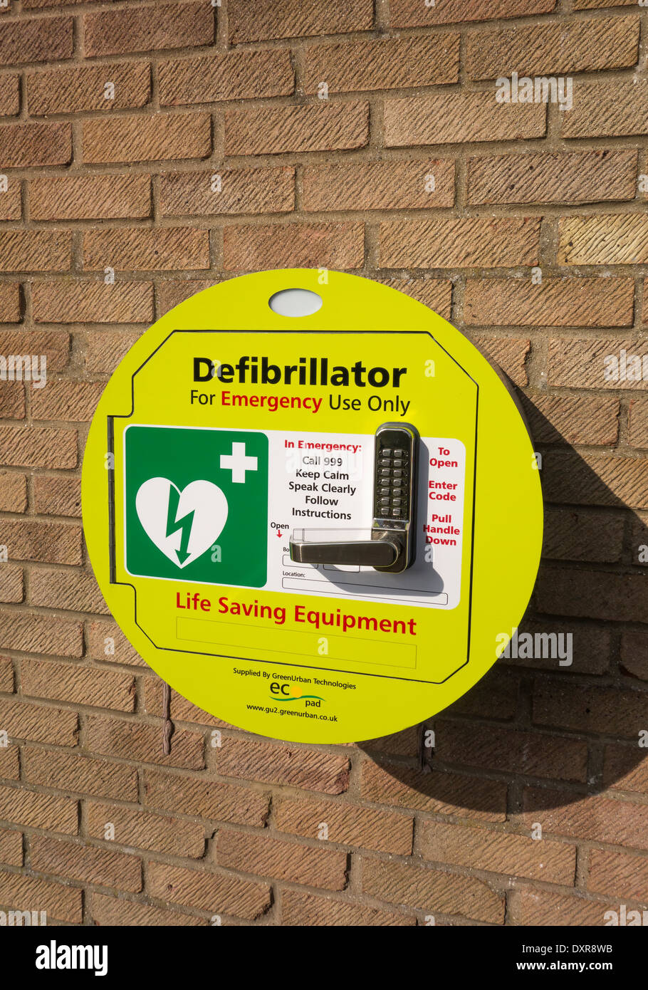 Defibrillatore di emergenza in chiave di codice casella bloccato sulla parete Foto Stock