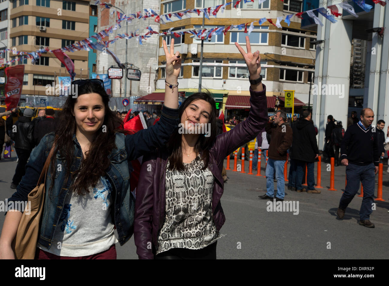 Kadikoy, Istanbul, Turchia -- CHP, il principale partito di opposizione, lo trattiene rally finale in Kadikoy, Istanbul. Il rally attira centinaia e migliaia di tifosi provenienti da tutte le parti di Istanbul. Kadikoy è soprannominato "la fortezza di CHP' come essa è stata storicamente governata da eletti funzionari CHP. Il 29 marzo 2014. Credito: Bikem Ekberzade/Alamy Live News Foto Stock