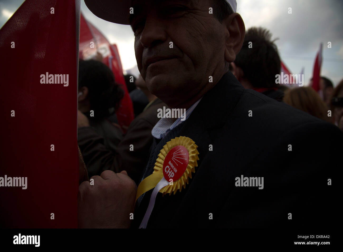 Kadikoy, Istanbul, Turchia -- CHP, il principale partito di opposizione, lo trattiene rally finale in Kadikoy, Istanbul. Il rally attira centinaia e migliaia di tifosi provenienti da tutte le parti di Istanbul. Kadikoy è soprannominato "la fortezza di CHP' come essa è stata storicamente governata da eletti funzionari CHP. Il 29 marzo 2014. Credito: Bikem Ekberzade/Alamy Live News Foto Stock