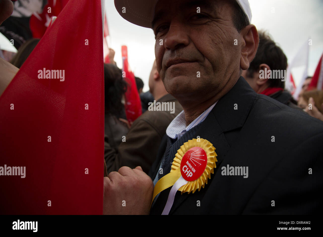 Kadikoy, Istanbul, Turchia -- CHP, il principale partito di opposizione, lo trattiene rally finale in Kadikoy, Istanbul. Il rally attira centinaia e migliaia di tifosi provenienti da tutte le parti di Istanbul. Kadikoy è soprannominato "la fortezza di CHP' come essa è stata storicamente governata da eletti funzionari CHP. Il 29 marzo 2014. Credito: Bikem Ekberzade/Alamy Live News Foto Stock