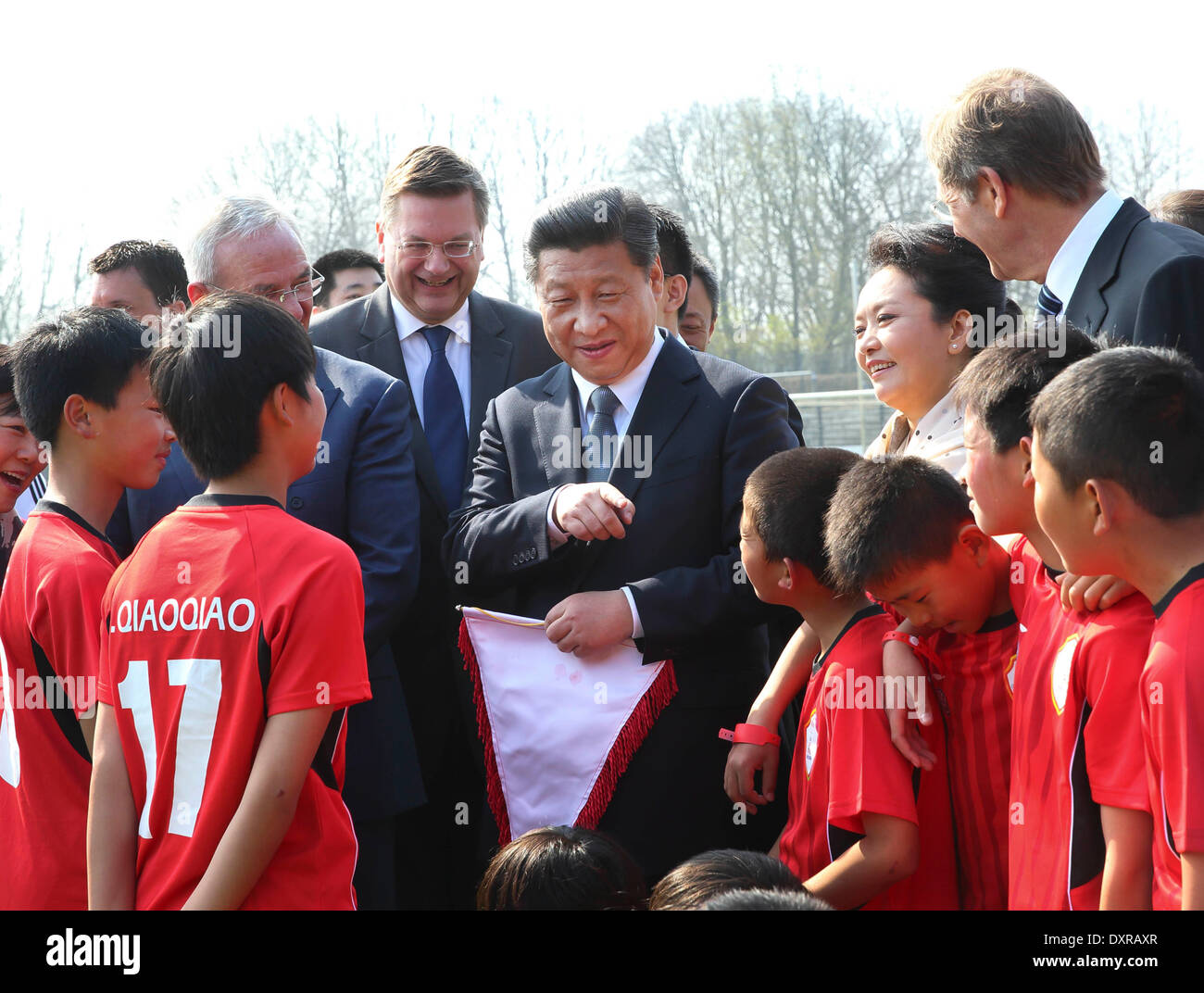 Berlino, Germania. 29 Mar, 2014. Il presidente cinese Xi Jinping (C) visite cinese calciatori di capretto da Zhidan county in Cina nord-occidentale della provincia di Shaanxi, che vengono formati a Berlino per i loro allenatori di tedesco a Berlino, Germania, 29 marzo 2014. Credit: Lan Hongguang/Xinhua/Alamy Live News Foto Stock