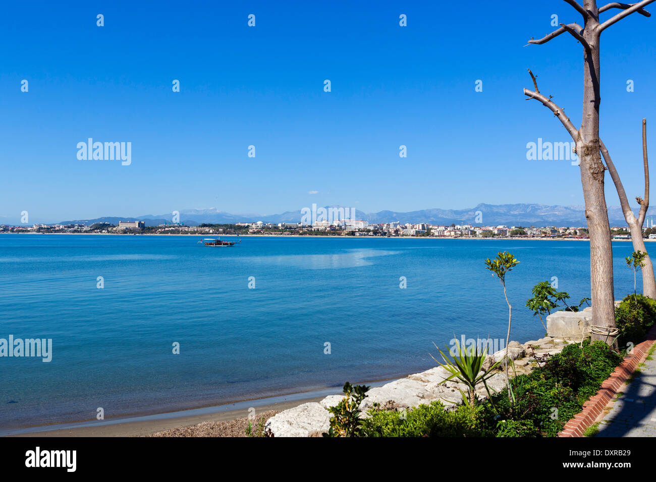 Vista dalla città vecchia verso il resort spiagge e hotel zona ad ovest, laterale, Provincia di Antalya, Turchia Foto Stock
