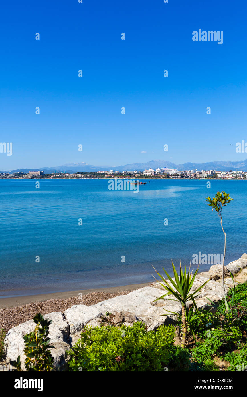 Vista dalla città vecchia verso il resort spiagge e hotel zona ad ovest, laterale, Provincia di Antalya, Turchia Foto Stock