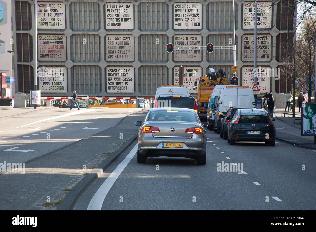 Blocca il traffico come un ponte levatoio è sollevata in Amsterdam Paesi Bassi Foto Stock