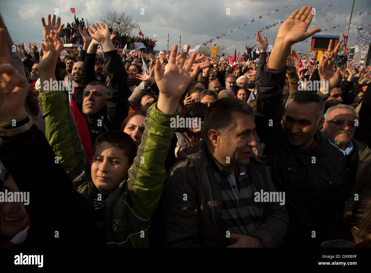 Kadikoy, Istanbul, Turchia -- CHP, il principale partito di opposizione, lo trattiene rally finale in Kadikoy, Istanbul. Il rally attira centinaia e migliaia di tifosi provenienti da tutte le parti di Istanbul. Kadikoy è soprannominato "la fortezza di CHP' come essa è stata storicamente governata da eletti funzionari CHP. Il 29 marzo 2014. Credito: Bikem Ekberzade/Alamy Live News Foto Stock