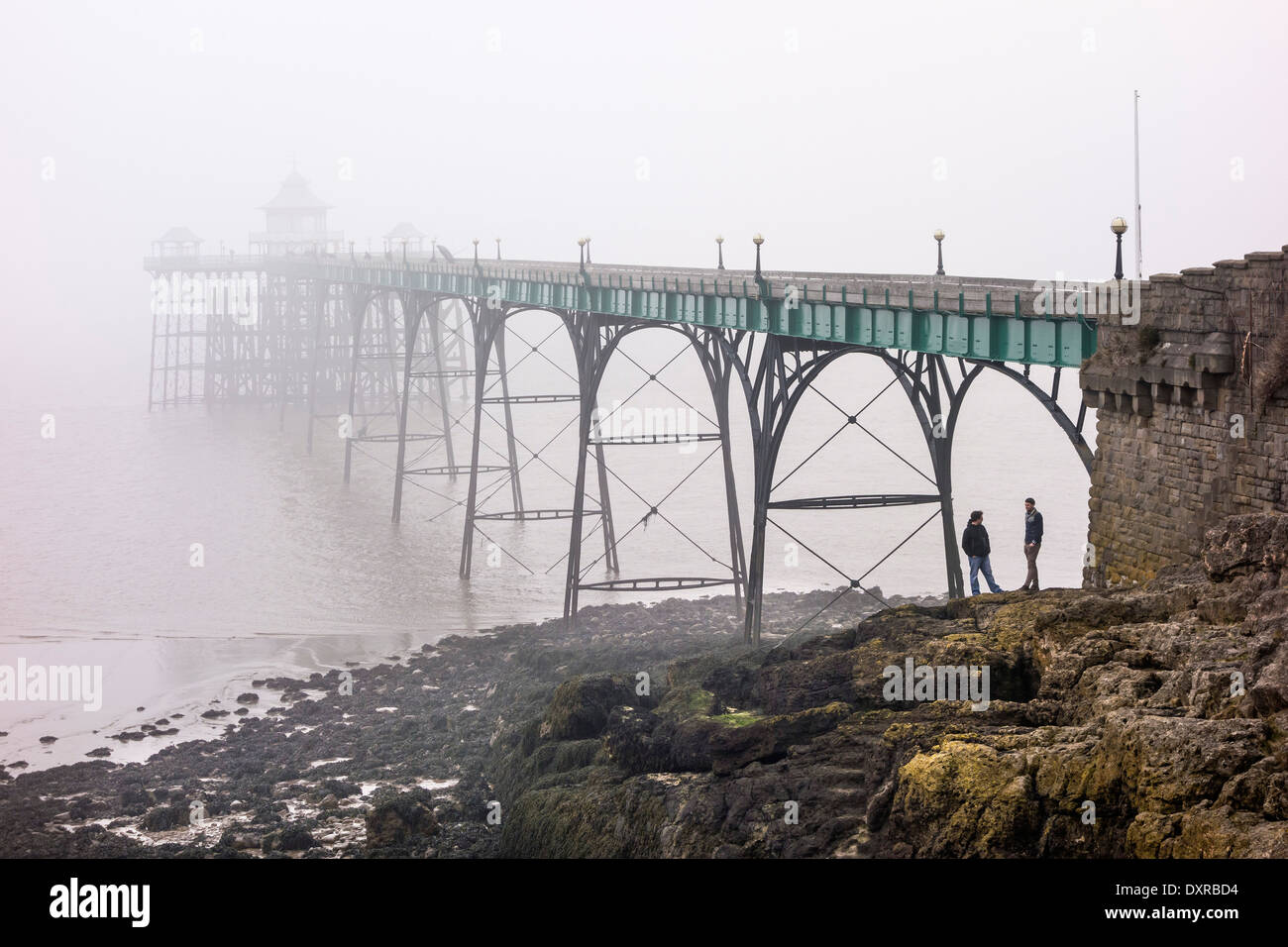 Clevedon Pier nella nebbia, Somerset, Inghilterra, Regno Unito Foto Stock