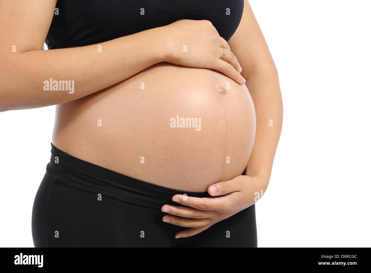 Close up di un ventre di una donna incinta con le mani toccano isolato su sfondo bianco Foto Stock