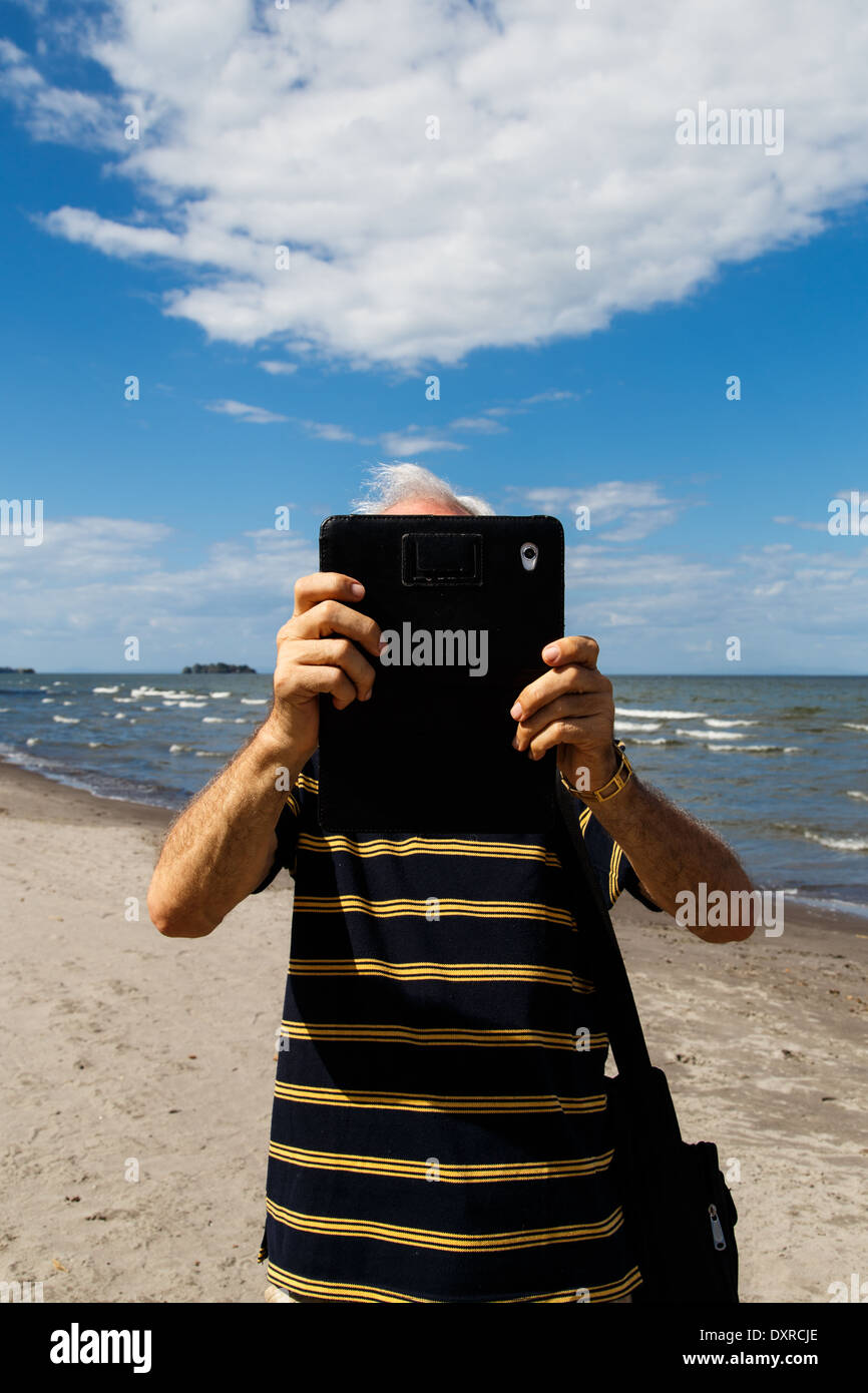 La fotografia di un uomo utilizzando tablet Foto Stock