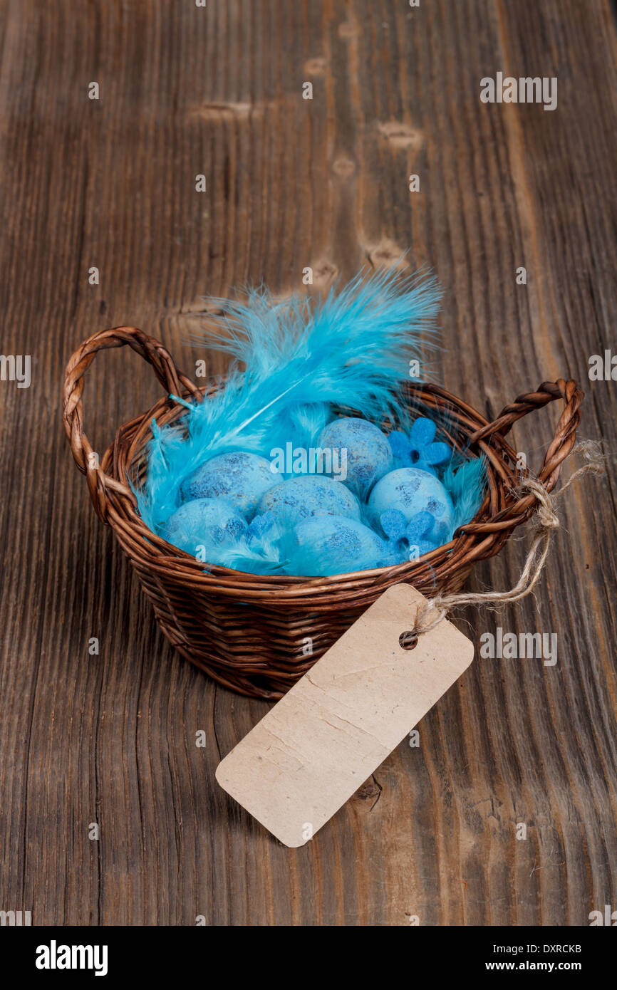 Cesto in Vimini pieno di blu uova di quaglia Foto Stock