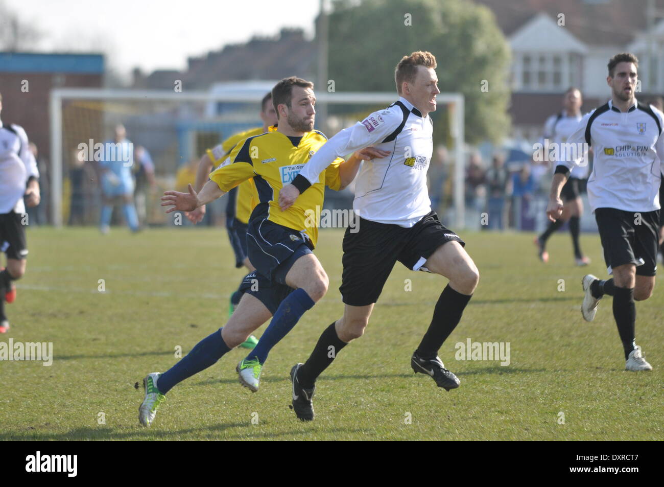 Bennett insegue giù la palla durante Gosport Borough FC's 2-0 conquistare v Vescovi Storford FC, SKRILL Divisione meridionale, 29 marzo 2014. (C) Paolo Gordon | Alamy Live News Foto Stock