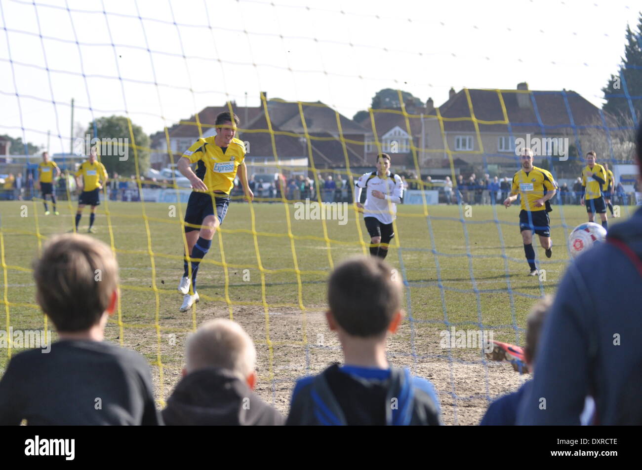 Brett Poates di Gosport punteggi di una prima metà di penalità per mettere Gosport 1-0 fino, Gosport Borough FC v Vescovi Storford FC, SKRILL Divisione meridionale, 29 marzo 2014. (C) Paolo Gordon | Alamy Live News Foto Stock