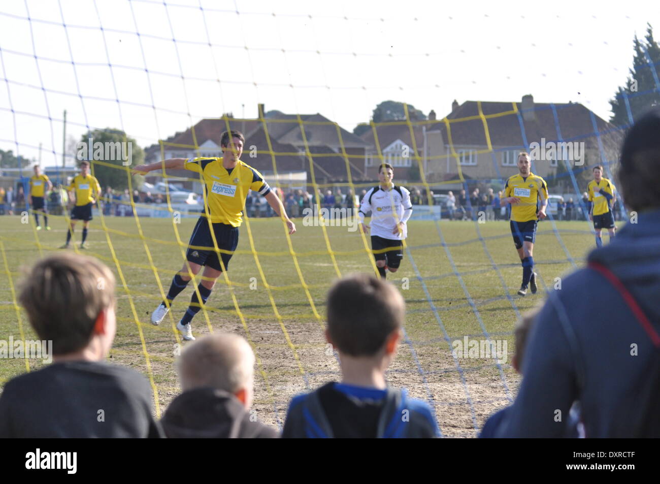 Brett Poates di Gosport punteggi di una prima metà di penalità per mettere Gosport 1-0 fino, Gosport Borough FC v Vescovi Storford FC, SKRILL Divisione meridionale, 29 marzo 2014. (C) Paolo Gordon | Alamy Live News Foto Stock