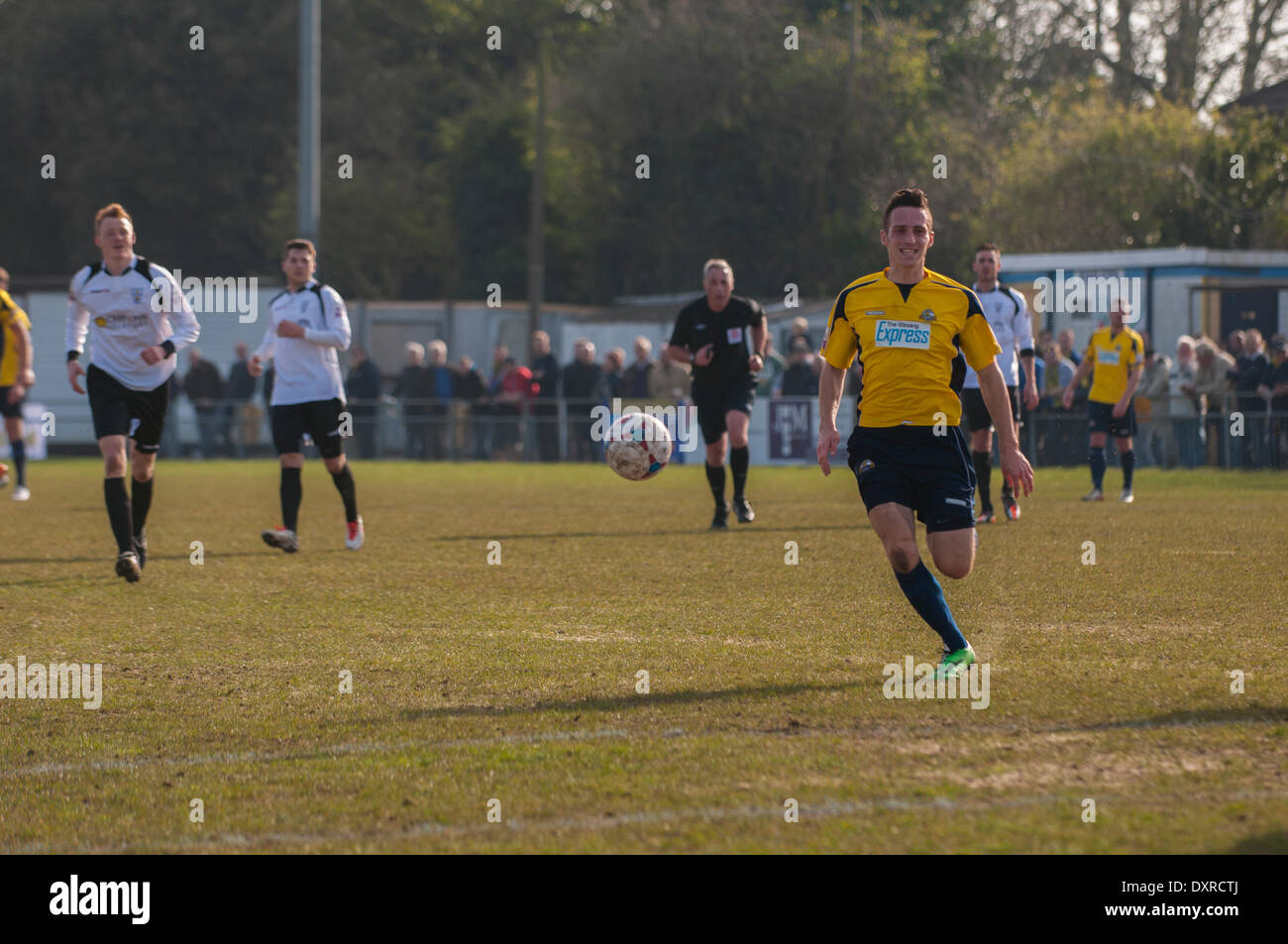 Prima si ritrova uno contro uno e punteggi Gosports secondo obiettivo, Gosport Borough FC v Vescovi Storford FC, SKRILL Divisione meridionale, 29 marzo 2014. (C) Paolo Gordon | Alamy Live News Foto Stock