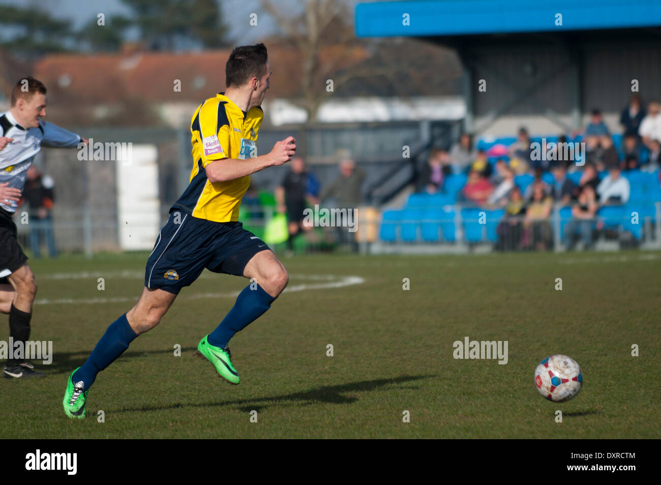 Prima si ritrova uno contro uno in punteggio Gosport il secondo obiettivo, Gosport Borough FC v Vescovi Storford FC, SKRILL Divisione meridionale, 29 marzo 2014. (C) Paolo Gordon | Alamy Live News Foto Stock