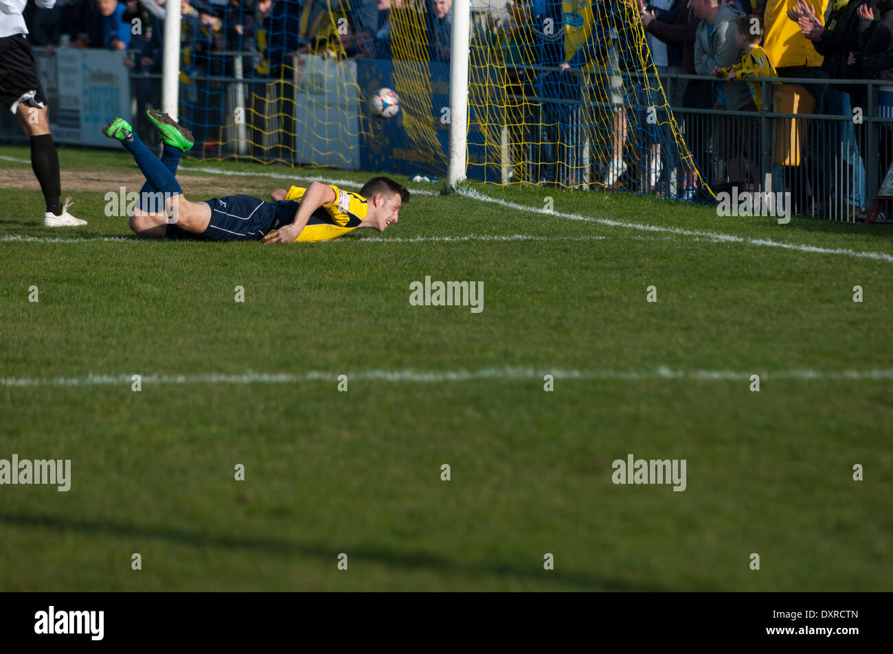 Prima si ritrova uno contro uno e punteggi Gosports secondo obiettivo, Gosport Borough FC v Vescovi Storford FC, SKRILL Divisione meridionale, 29 marzo 2014. (C) Paolo Gordon | Alamy Live News Foto Stock