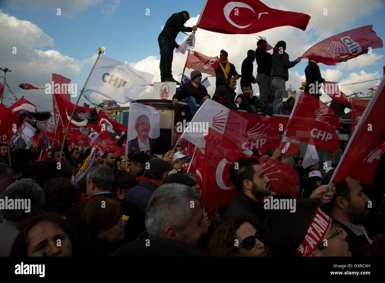 Kadikoy, Istanbul, Turchia -- CHP, il principale partito di opposizione, lo trattiene rally finale in Kadikoy, Istanbul. Il rally attira centinaia e migliaia di tifosi provenienti da tutte le parti di Istanbul. Kadikoy è soprannominato "la fortezza di CHP' come essa è stata storicamente governata da eletti funzionari CHP. Il 29 marzo 2014. Credito: Bikem Ekberzade/Alamy Live News Foto Stock