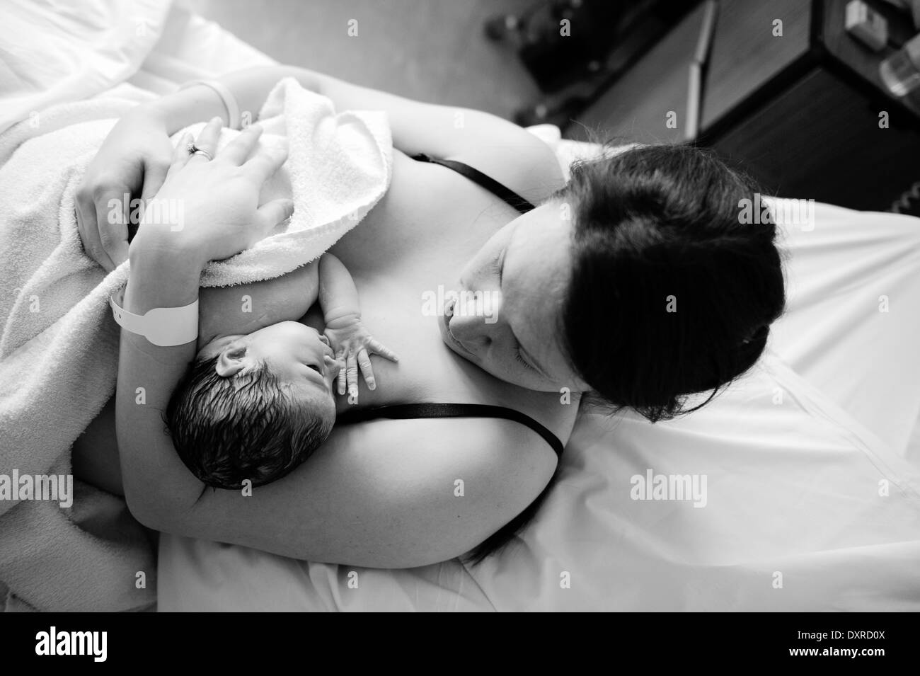 Neonato secondi dopo essere nato. Foto Stock