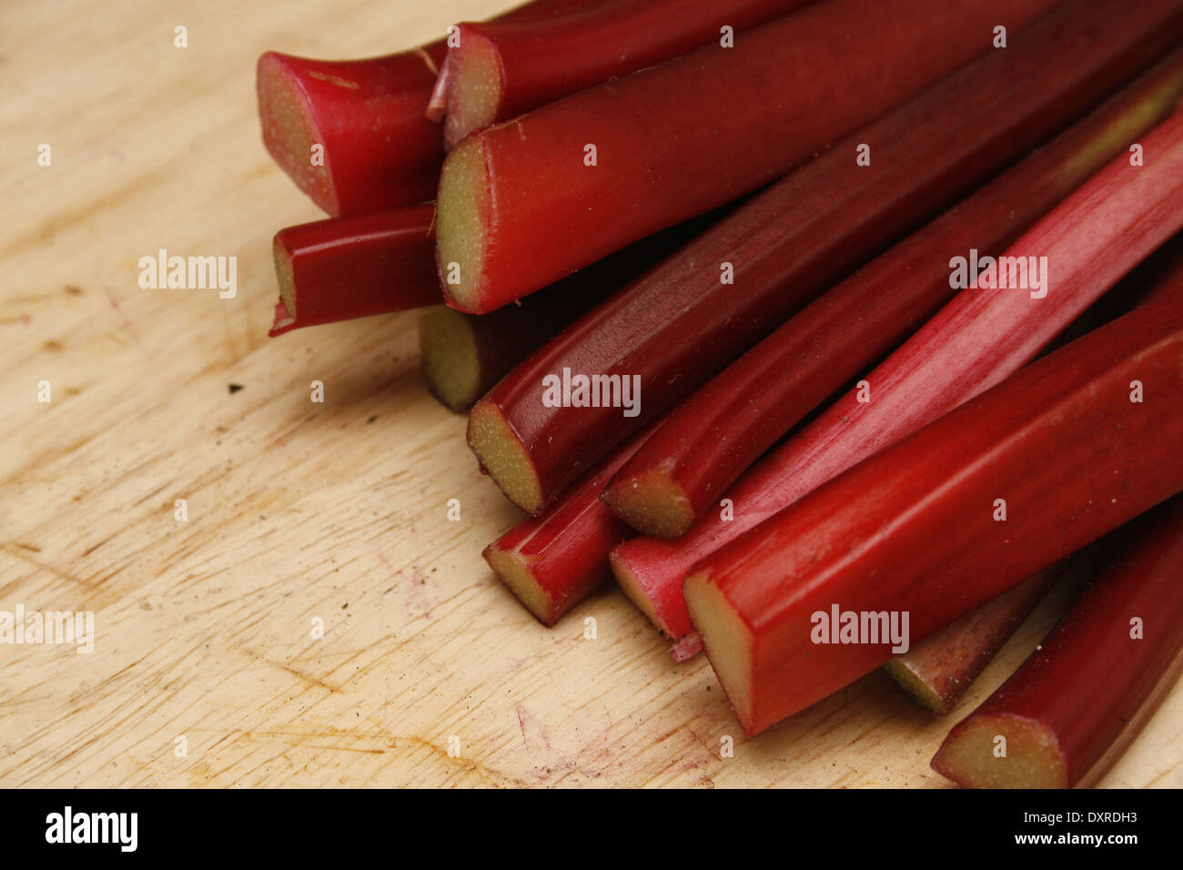 Gli stocchi di rabarbaro sul tagliere Rheum rhabarbarum Foto Stock