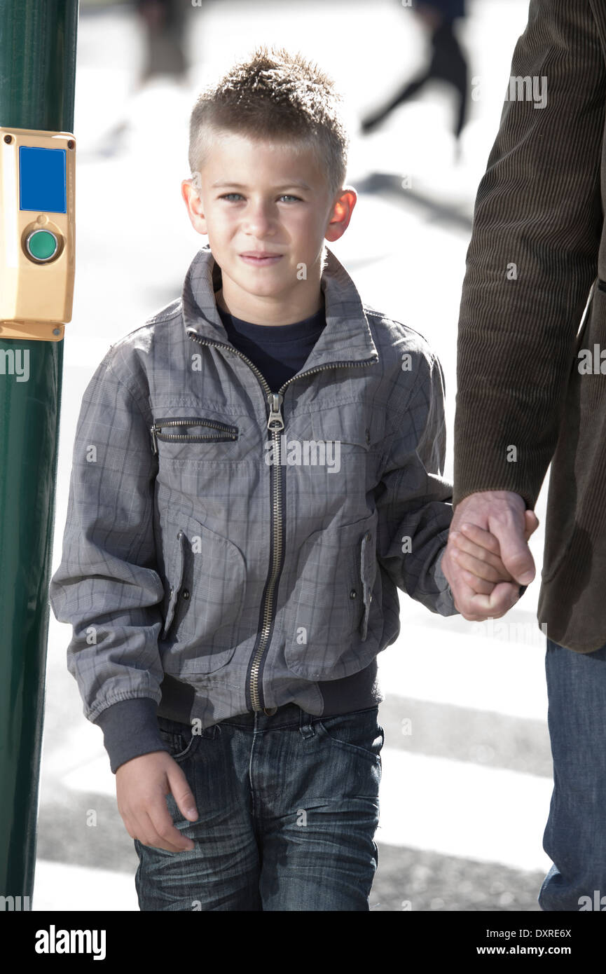 Padre e figlio camminando per strada Foto Stock