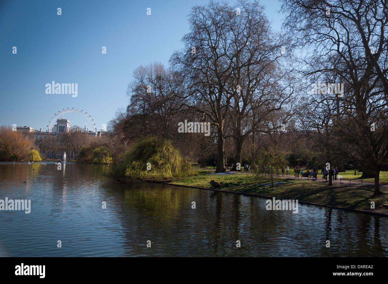 Viste intorno a St James Park a Londra per una luminosa giornata di sole in primavera Foto Stock