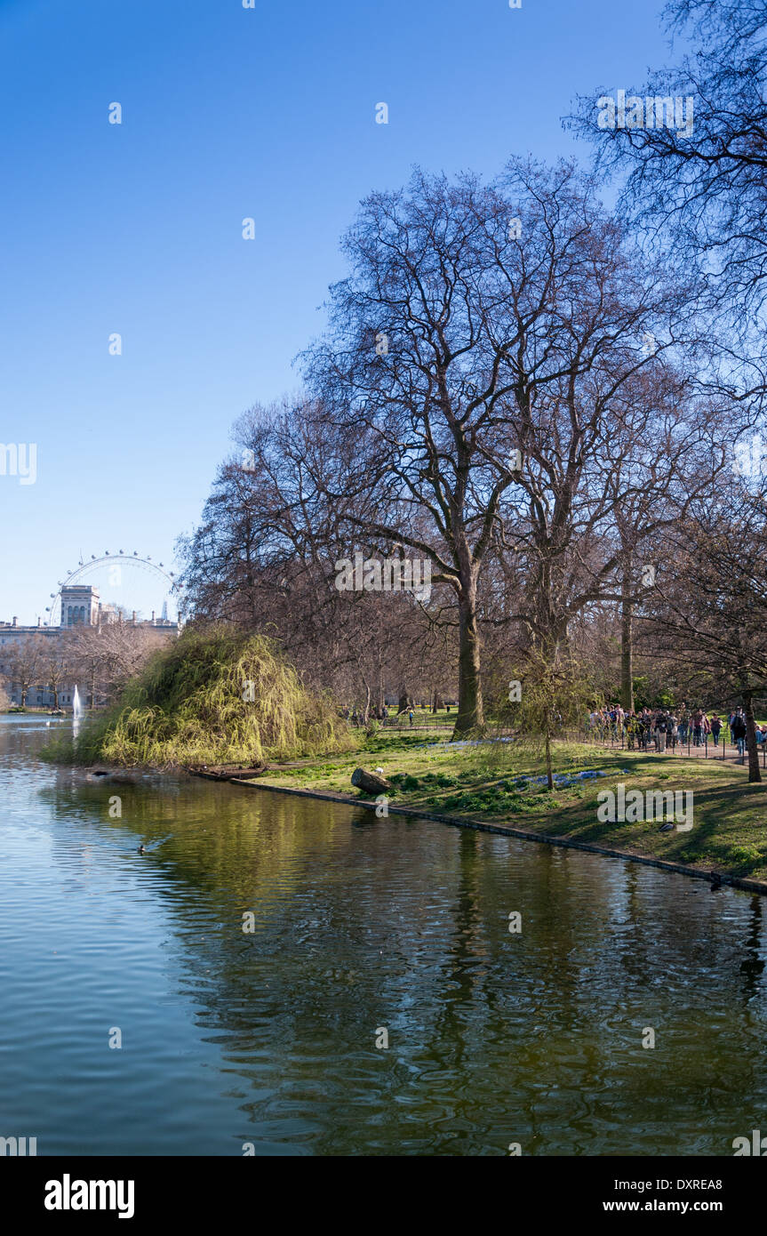 Viste intorno a St James Park a Londra per una luminosa giornata di sole in primavera Foto Stock