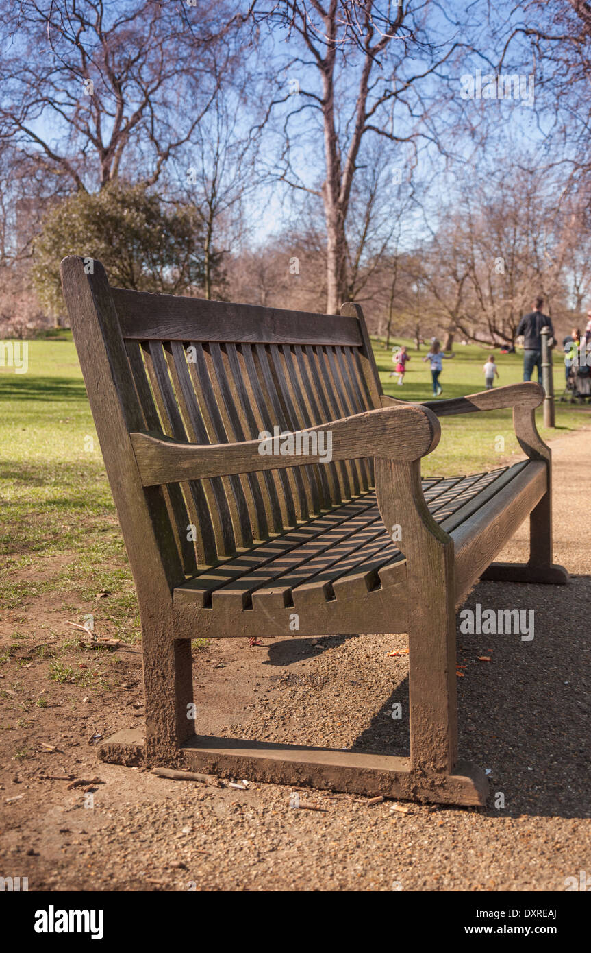 Viste intorno a St James Park a Londra per una luminosa giornata di sole in primavera Foto Stock