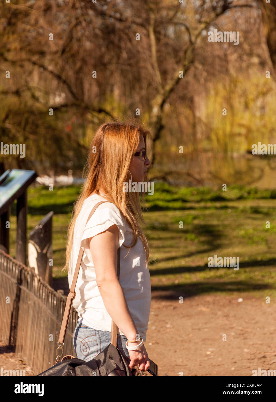 Viste intorno a St James Park a Londra per una luminosa giornata di sole in primavera Foto Stock