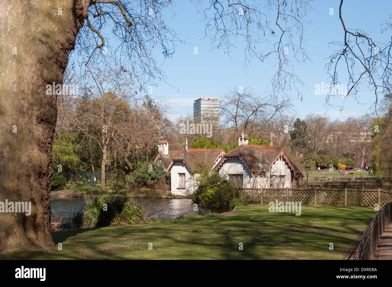 Viste intorno a St James Park a Londra per una luminosa giornata di sole in primavera Foto Stock