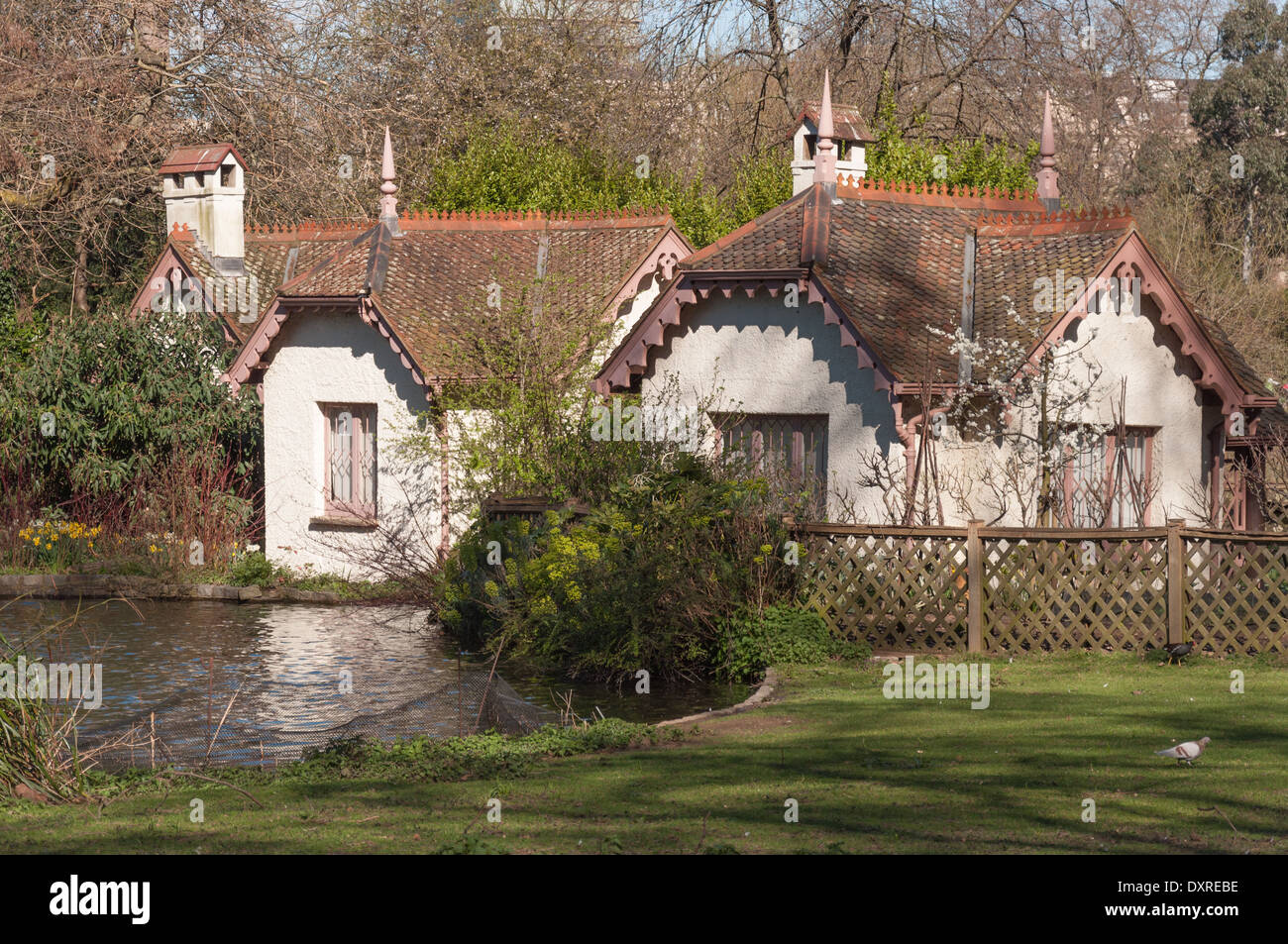 Viste intorno a St James Park a Londra per una luminosa giornata di sole in primavera Foto Stock