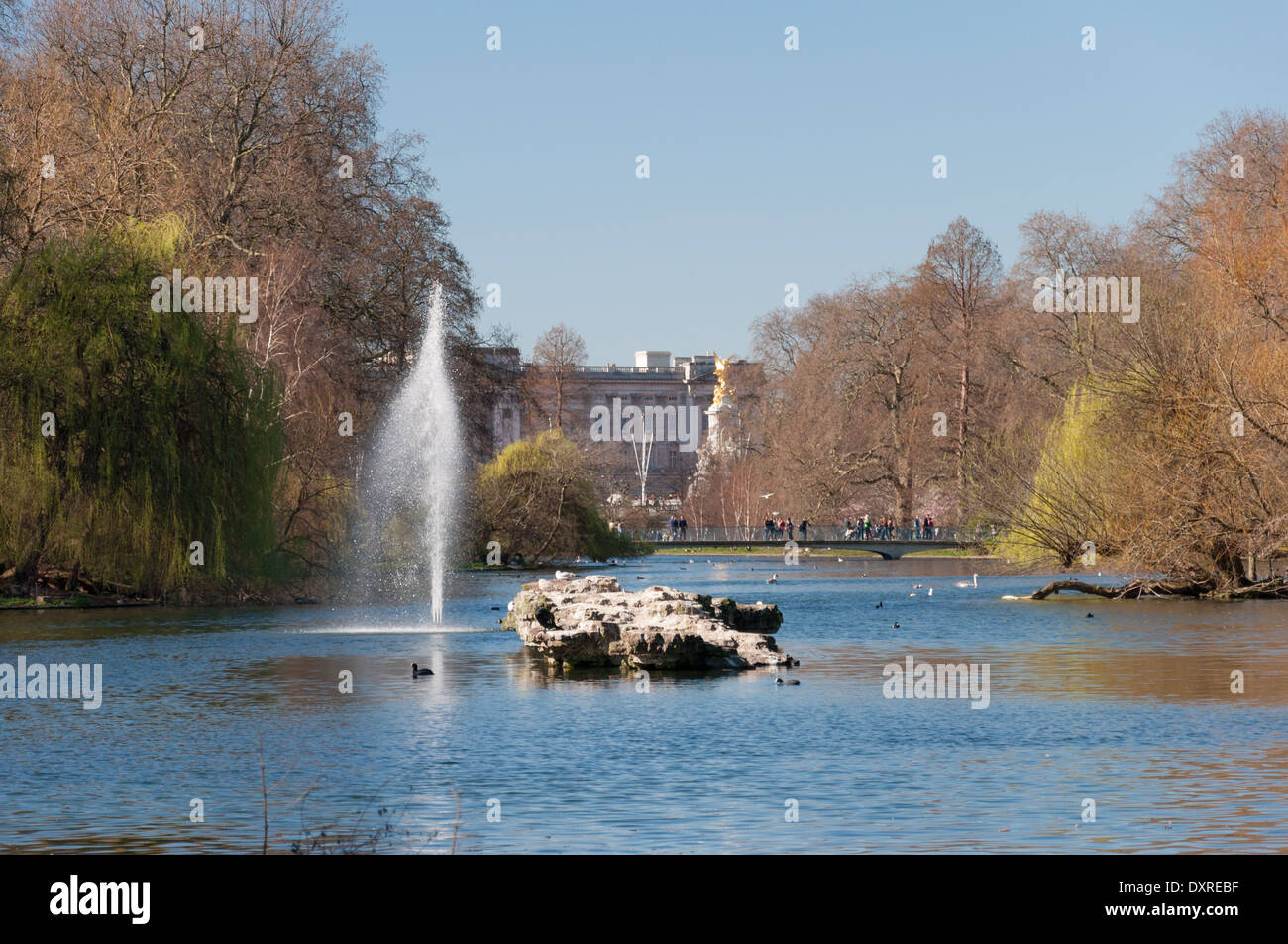 Viste intorno a St James Park a Londra per una luminosa giornata di sole in primavera Foto Stock