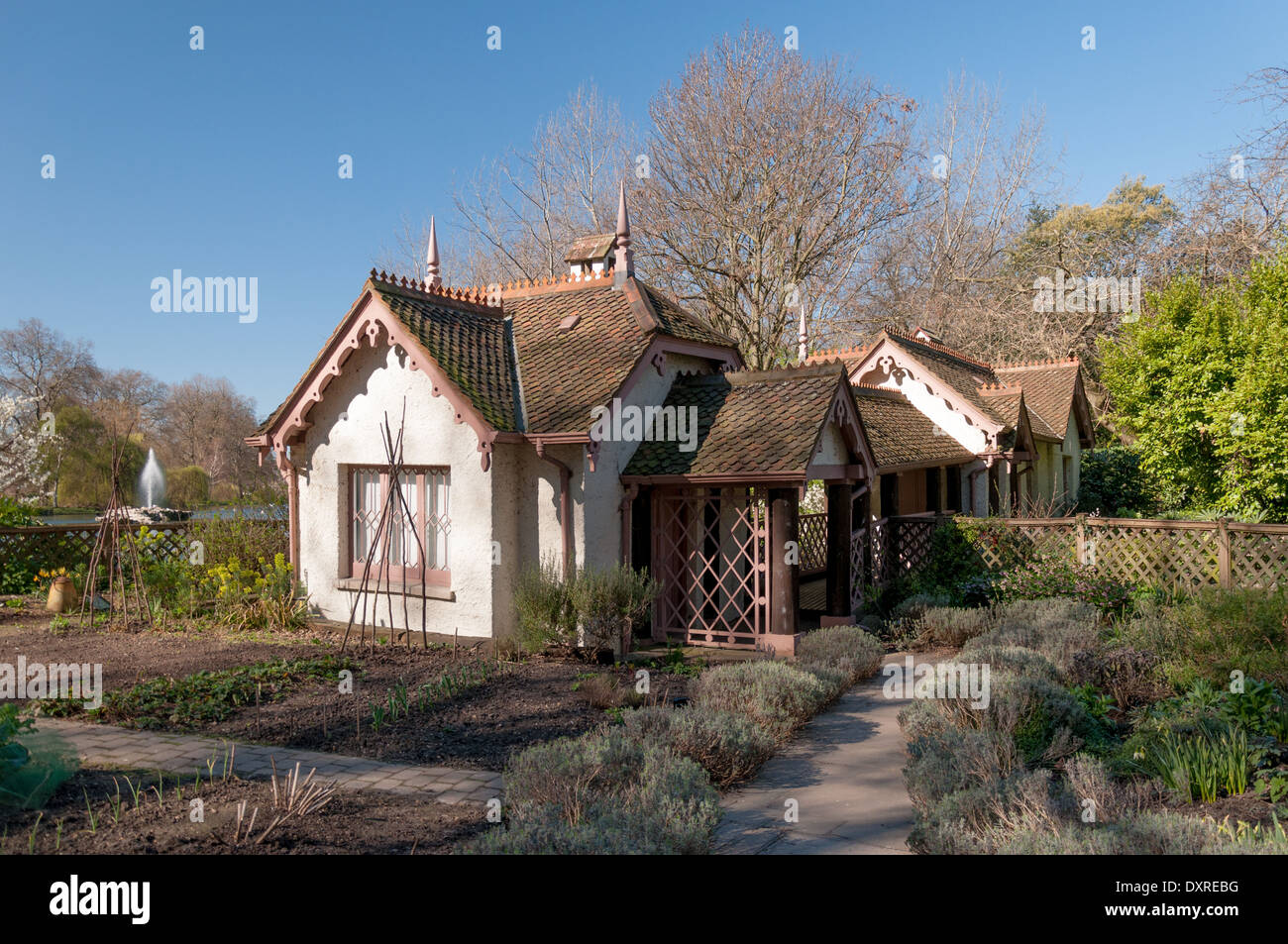 Viste intorno a St James Park a Londra per una luminosa giornata di sole in primavera Foto Stock