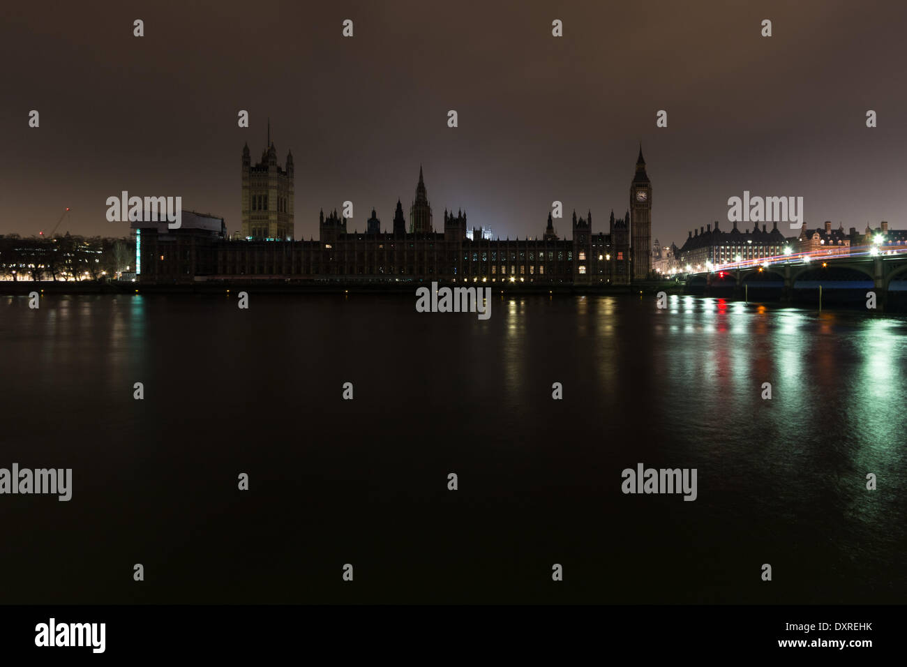 Londra REGNO UNITO, 29 marzo 2014. Alcuni dei principali punti di riferimento pubblici, incluso Westminster le Case del Parlamento, commutata non essenziale luci spente per mostrare il loro sostegno per il WWF Earth Hour evento globale. Credito: Steve brillante/Alamy Live News Foto Stock