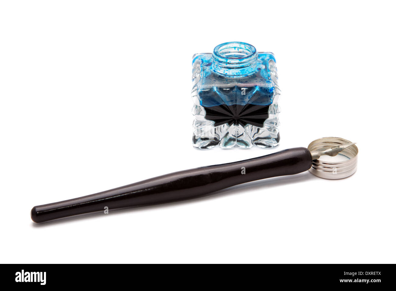 Vintage fountain pen e inkwell isolato su uno sfondo bianco Foto Stock