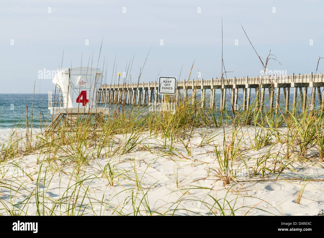 Una stazione bagnino nelle dune e il molo di pesca nelle prime ore del mattino sulla spiaggia di Pensacola, Florida. Foto Stock