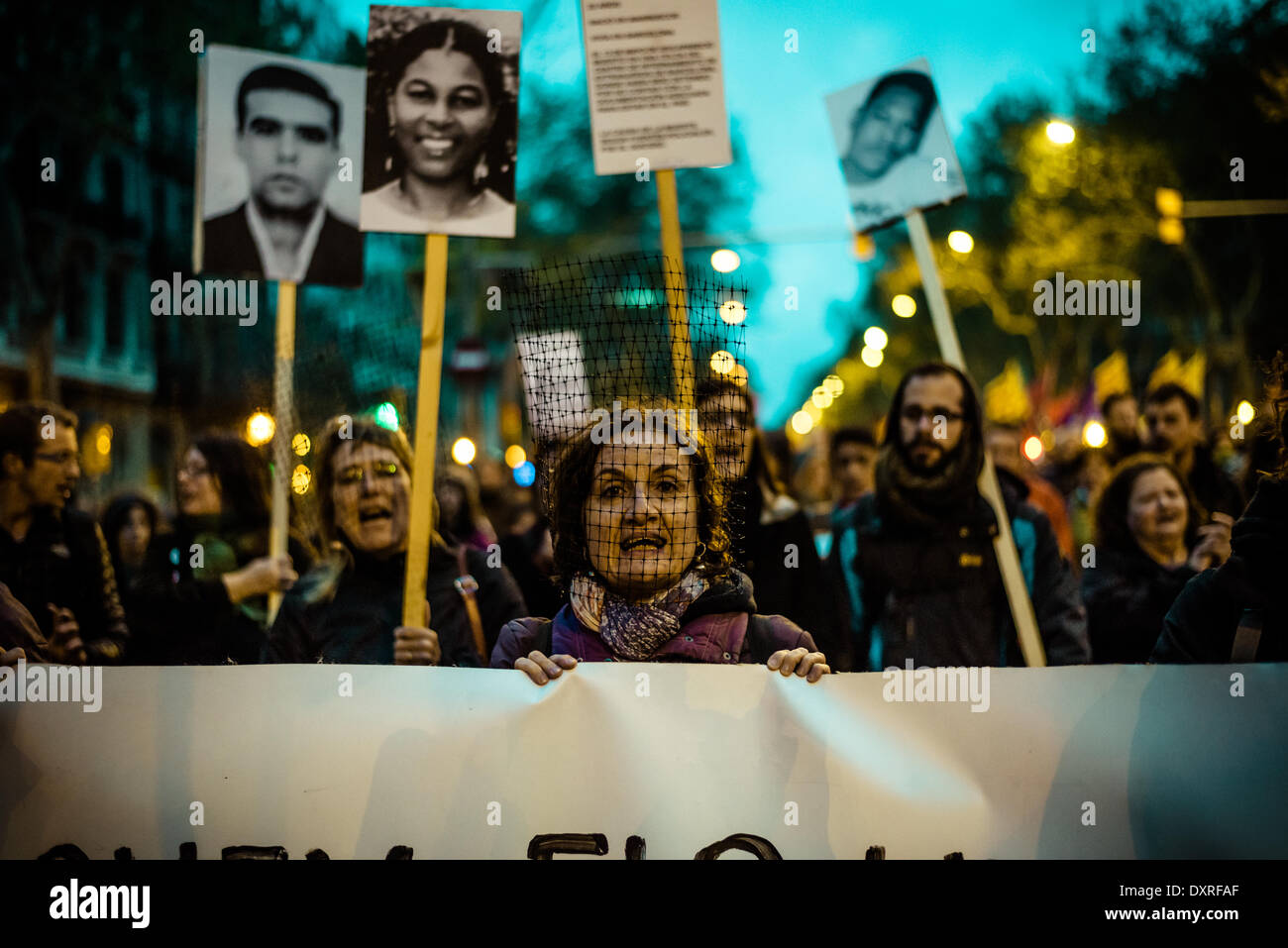 Barcellona, Spagna. Marzo 29th, 2014: manifestanti con i loro cartelloni marzo a Barcellona per simpatizzare con venti attivisti rivolta verso la loro corte nazionale del diritto di credito tuta: matthi/Alamy Live News Foto Stock