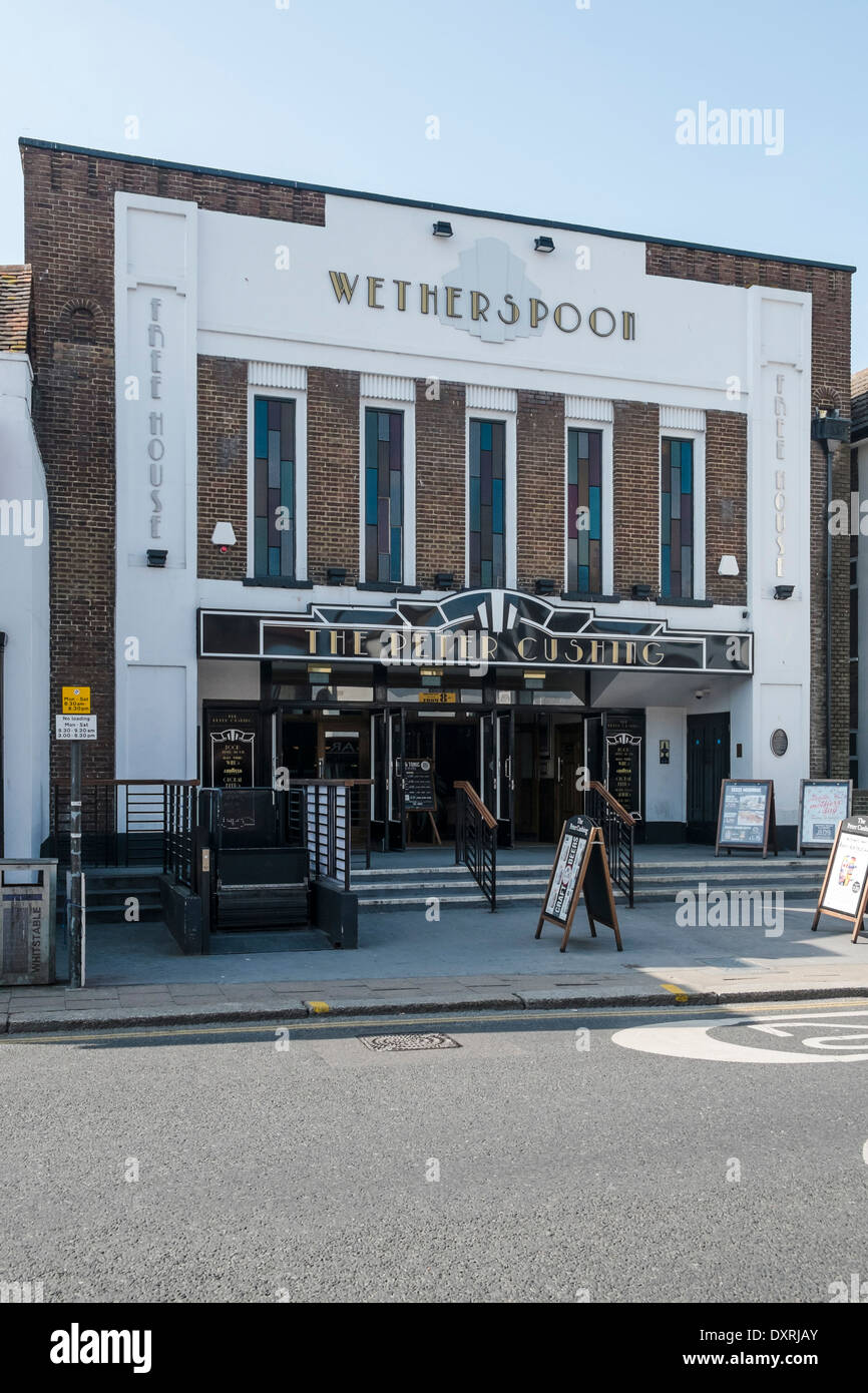 Il Peter Cushing, pub Wetherspoons convertito da un cinema di Whitstable. Foto di Julie Edwards Foto Stock