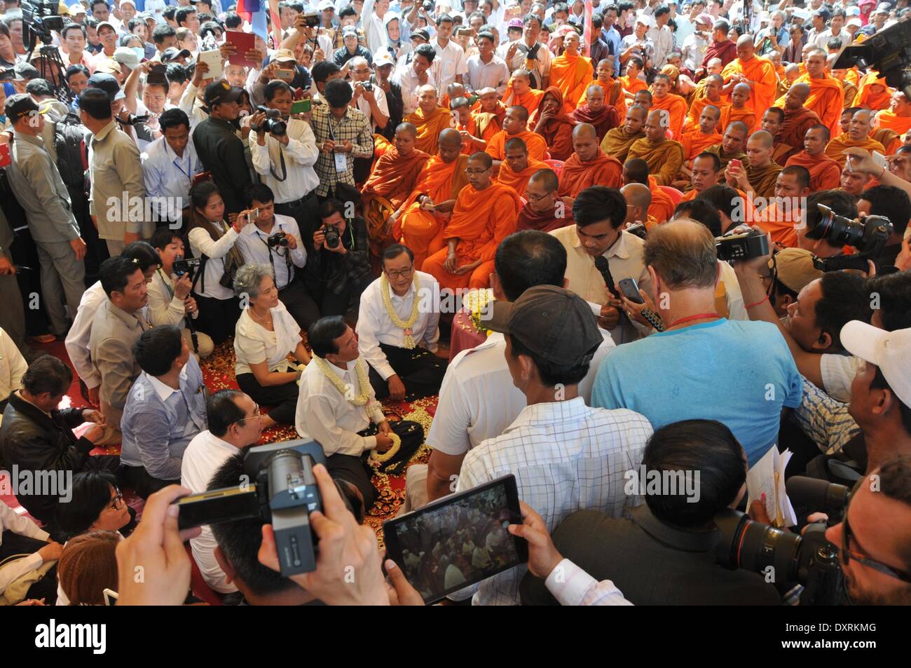 Phnom Penh Cambogia. 30 Mar, 2014. Sam Rainsy (C), presidente dell'opposizione Nazionale cambogiana partito di salvataggio (CNRP), partecipa a una cerimonia in Phnom Penh Cambogia, 30 marzo 2014. Il CNRP domenica mattina terrà una cerimonia religiosa in un memoriale di stupa in un parco, appena a sud del Palazzo Reale, in ricordo delle vittime di un attacco granata 17 anni fa. Credito: Li Hong/Xinhua/Alamy Live News Foto Stock