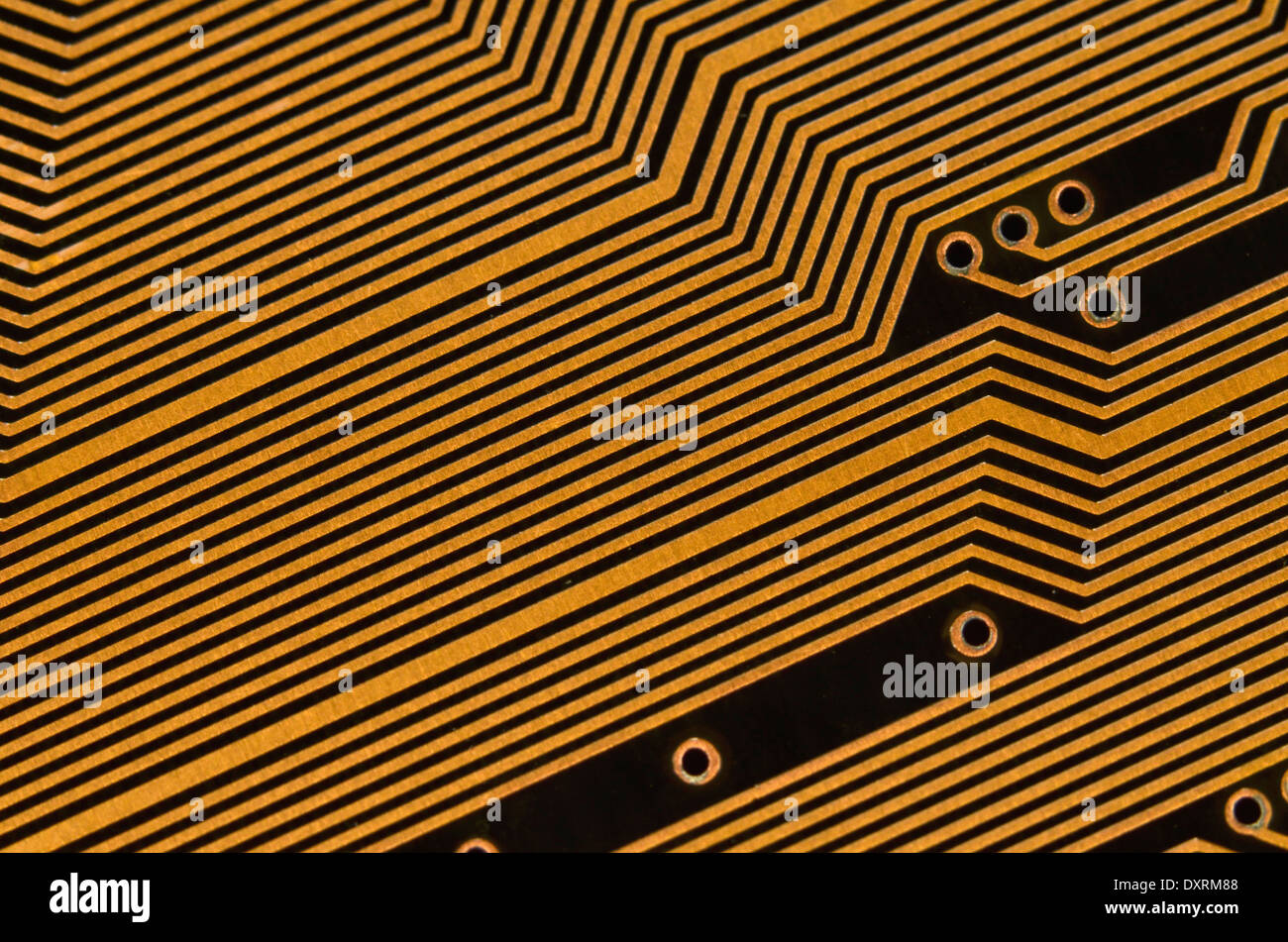 Macro di tracce della scheda madre del circuito del computer. Dettagli DEL PUNTO DI MESSA A FUOCO nella scheda "Descrizione". Cablaggio interno al calcolatore, chiusura del circuito. Linea astratta Foto Stock