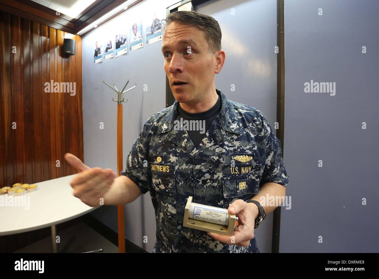 Perth, Australia . 30 Mar, 2014. Stati Uniti Direttore della marina di ocean engineering capitano Mark Matthews introduce il segnale acustico sono alla ricerca di dal mancante della Malaysia Airlines MH370 a HMAS Stirling base navale vicino a Perth, Australia, 30 marzo 2014. Credito: Xinhua/Alamy Live News Foto Stock