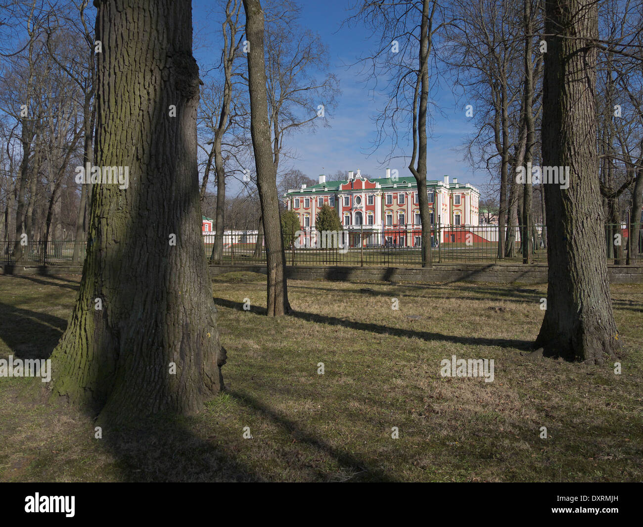 Palazzo Kadriorg visto attraverso gli alberi del parco a Tallinn in Estonia Foto Stock