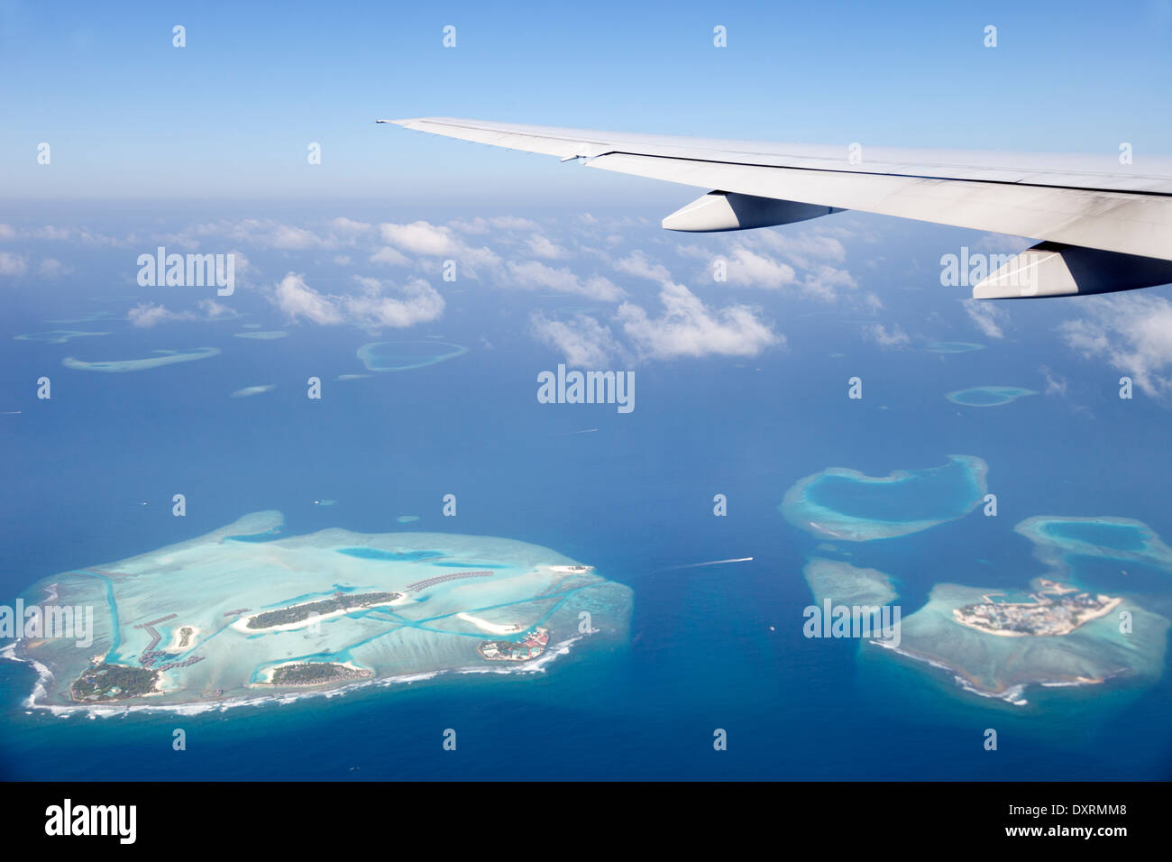 La vista dalla finestra di un aeroplano che vola al di sopra delle Maldive Isole nell'Oceano Indiano 4 Foto Stock